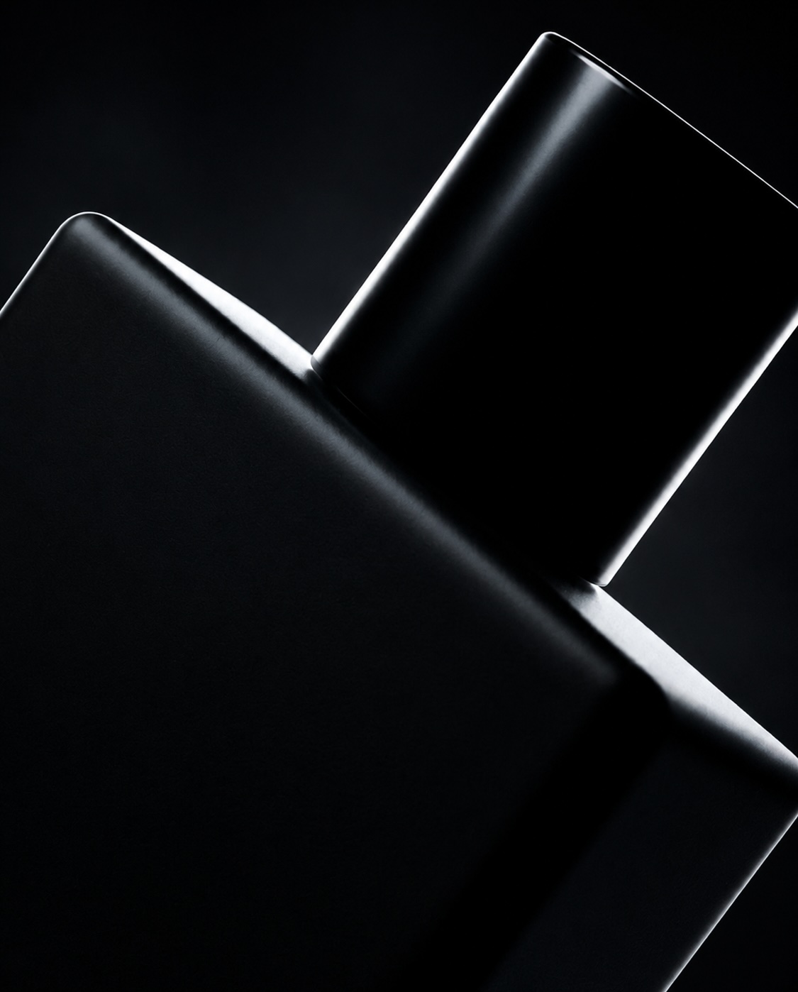 Frasco de perfume negro, próximamente